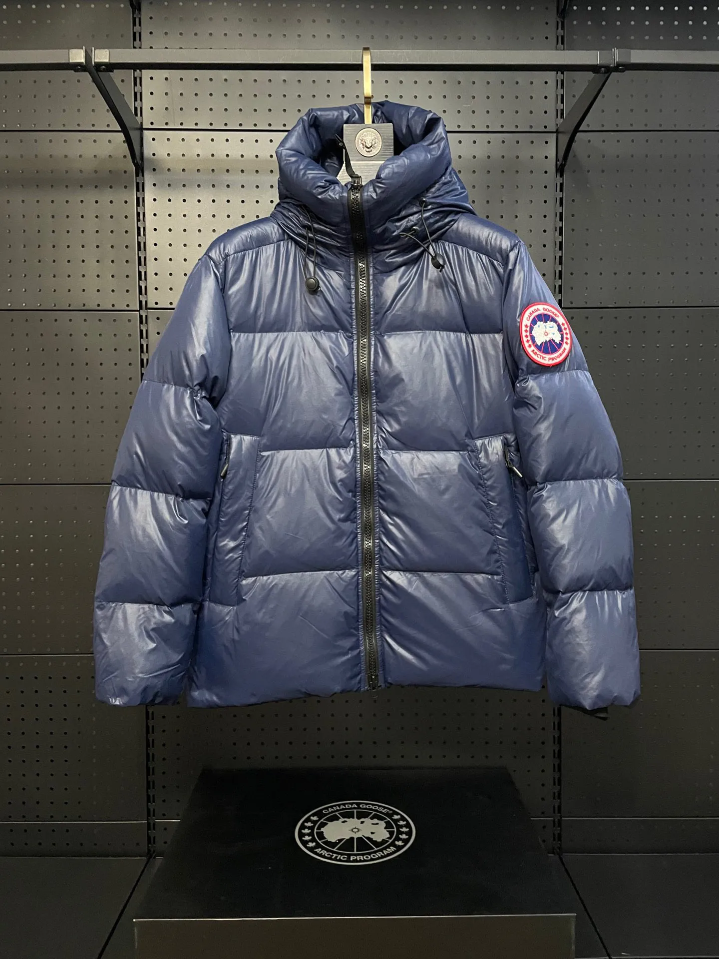 P780 Blue Red Label Top Version 𝘾𝘼𝙉𝘼𝘿𝘼 𝙂𝙊𝙊𝙎𝙀/Canada Goose 2023 Limited New Crofton Puff Down Jacket Pure Guangzhou Inspection 95 White Duck Down Filling‼  Top version, ceiling level‼ Crofton soft bread, the latest style in 2023, has a cold protection effect of up to level 4. It is made of recycled Feather-Light tear-resistant fabric. It is ultra-light and has no weight on the upper body at all! The unique black label highlights your temperament‼  Canada Goose, a Canadian brand, has always been recognized as the warmest down jacket. Various Instagram celebrities, Internet celebrities, and celebrities often wear it for street photos. I do Canada Goose every year, but I still can’t get rid of my love for geese. No matter how cold the winter is, there is no need to be afraid, because there are geese! Filled with 80% white duck down, Canada Goose is the legendary warmest down jacket and is known as a must-have for Arctic outdoor sports! The most popular down jacket in the world, celebrities are rushing to buy it, it is a must-have! Same style for men and women Size: S-XXL